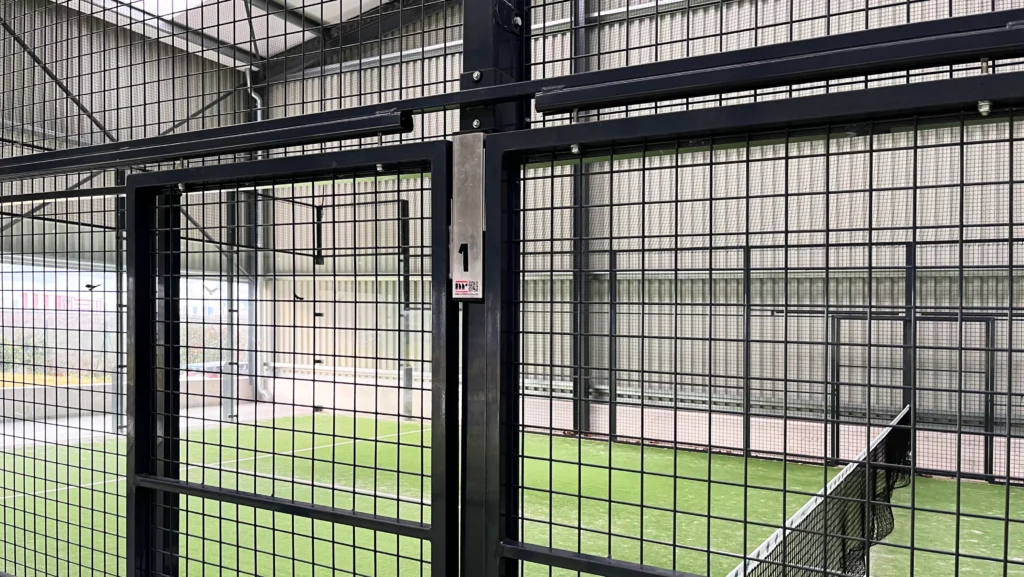 control-accesos-padel-automatizacion-puertas