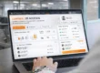 Software de control de accesos en la nube de NR Electrónica mostrado en portátil con dashboard de usuarios, accesos y eventos en tiempo real