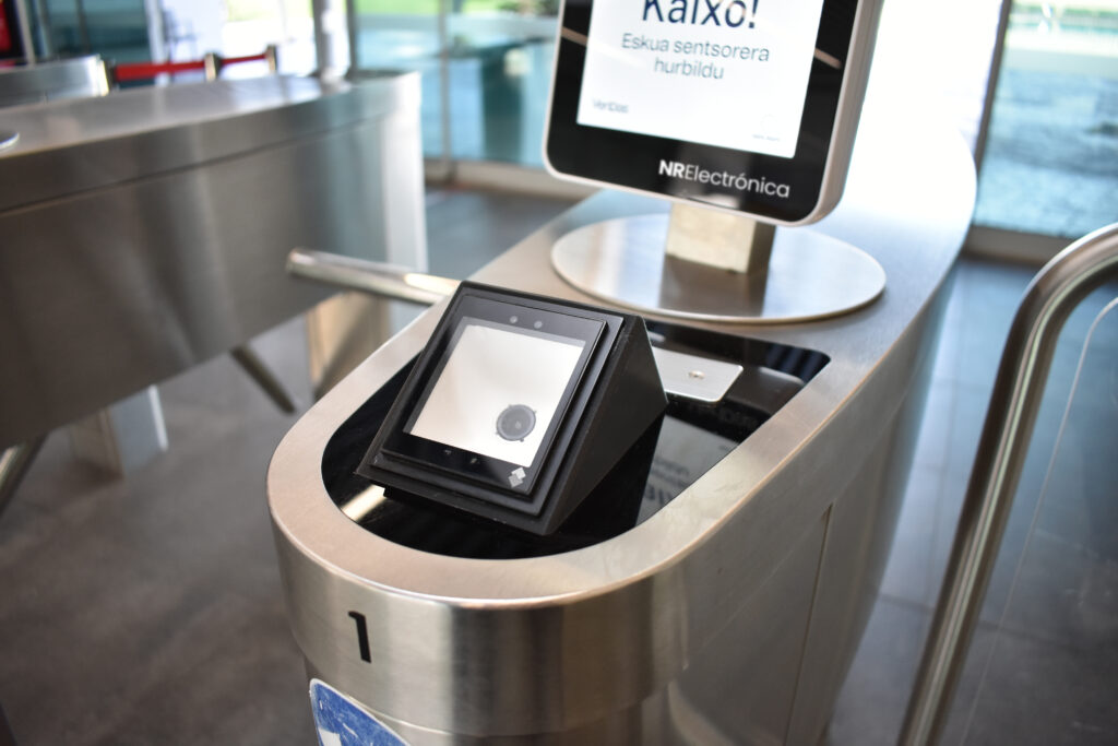 lector-codigos-qr-rfid-mifare-control-accesos-tornos