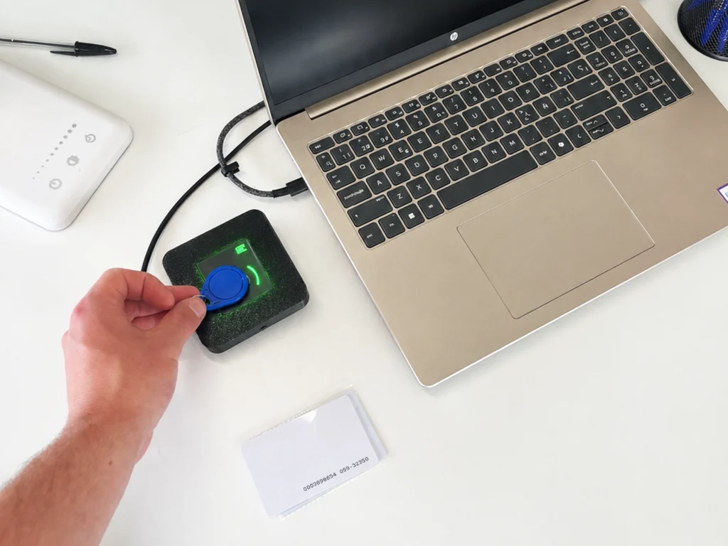 lector-tarjetas-llaveros-rfid-sobremesa-usb
