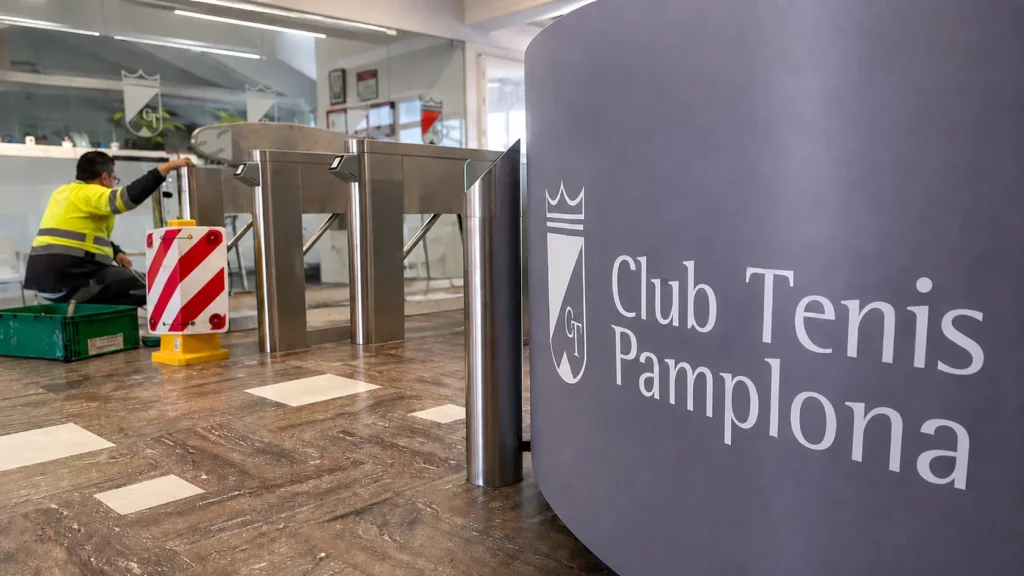 club-tenis-pamplona-control-accesos-tornos-mf-qr