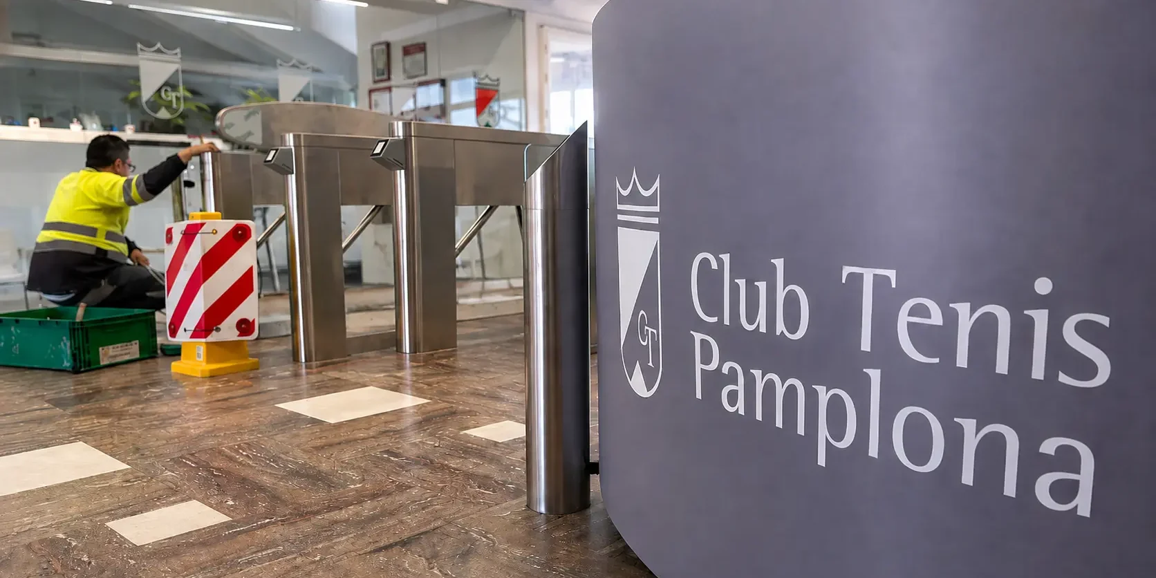 club-tenis-pamplona-control-accesos-tornos-mf-qr