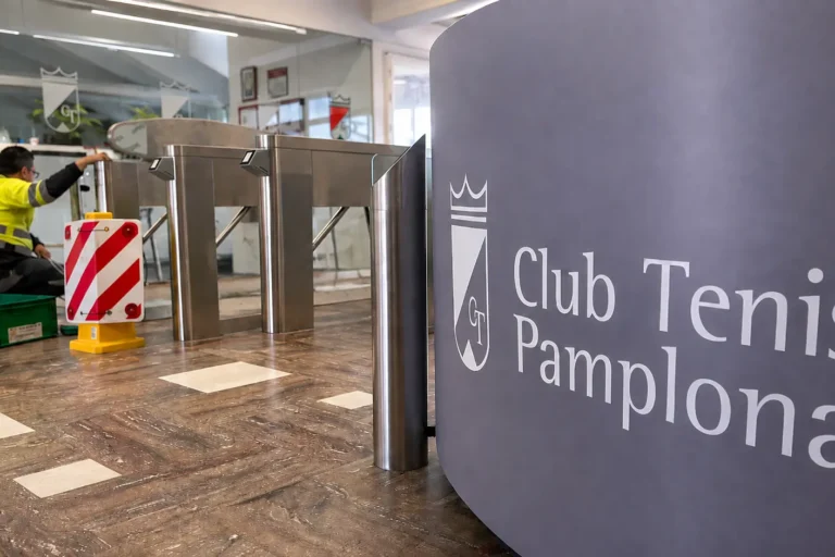 club-tenis-pamplona-control-accesos-tornos-mf-qr
