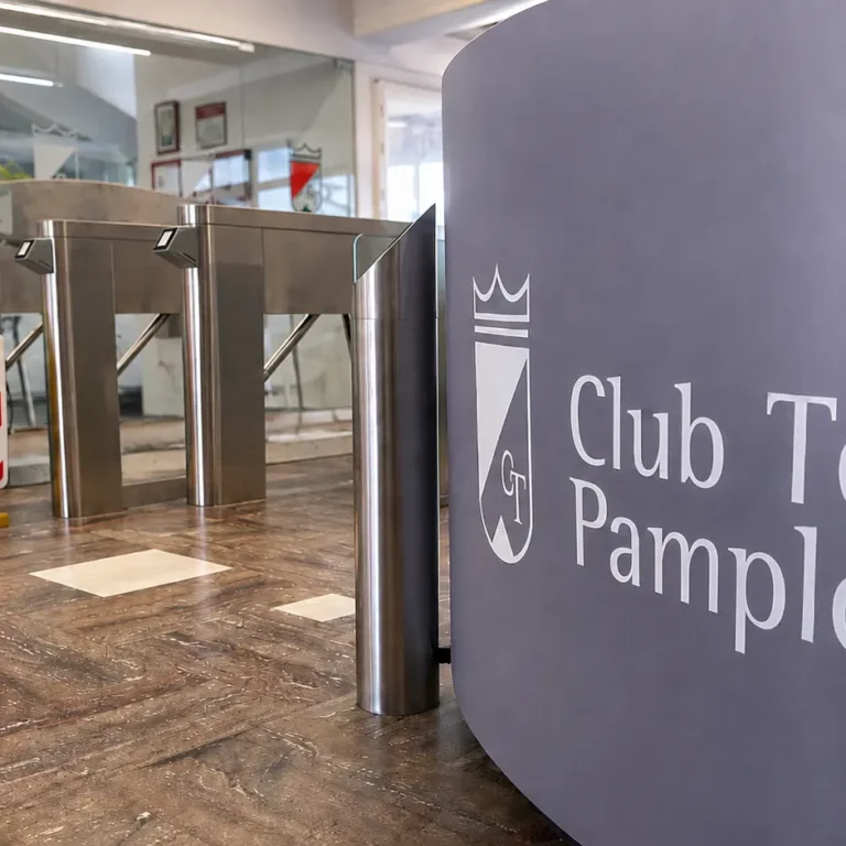club-tenis-pamplona-control-accesos-tornos-mf-qr