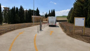 Nuevas subvenciones para crear áreas de pernocta en Navarra 8 Autocaravana entrando en el área de pernocta de Artajona mediante barrera automática instalada en el acceso.