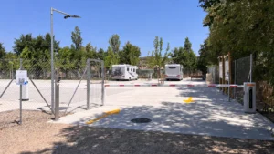 Nuevas subvenciones para crear áreas de pernocta en Navarra 5 Área de pernocta de Peralta en Navarra con autocaravanas, barrera automática y sistema de control de acceso.