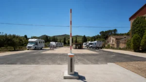 Nuevas subvenciones para crear áreas de pernocta en Navarra 6 Área de pernocta de Puente la Reina en Navarra con barrera automática de control de acceso para autocaravanas.
