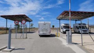 Nuevas subvenciones para crear áreas de pernocta en Navarra 7 Autocaravana accediendo al área de pernocta de Santacara mediante barrera automática y sistema de control de acceso.